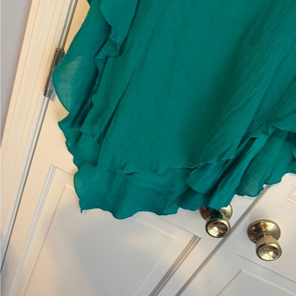 Casual yet elegant green neck angled flattering green blouse. XL - Picture 4 of 6